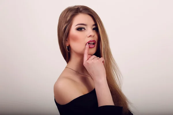 Schöne junge kaukasische Frau mit natürlichem Make-up über grau ba — Stockfoto