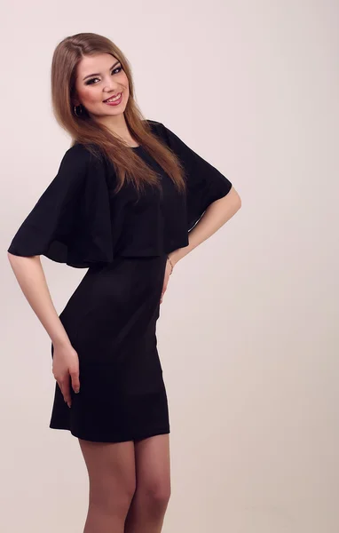 Portret van een mooi meisje in zwarte jurk — Stockfoto