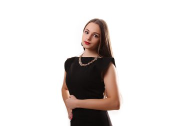 küçük bir siyah elbise üzerinde izole kız güzel bir portresi