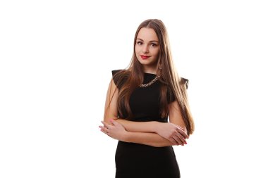 gülümseyen ve c de seyir siyah elbiseli çekici genç kadın