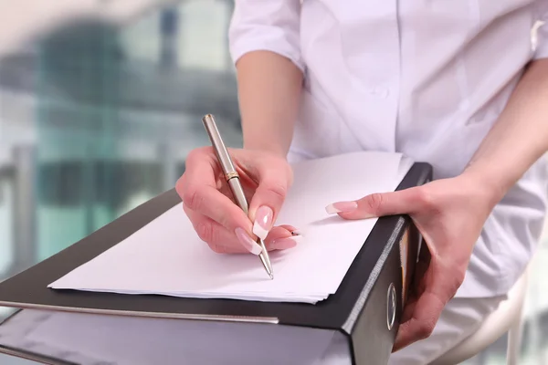 A doctor writing in a clipboard — Stock Photo, Image