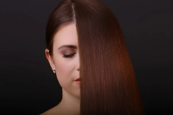 갈색 머리입니다. 건강 한 긴 머리를 가진 아름 다운 여자 — 스톡 사진