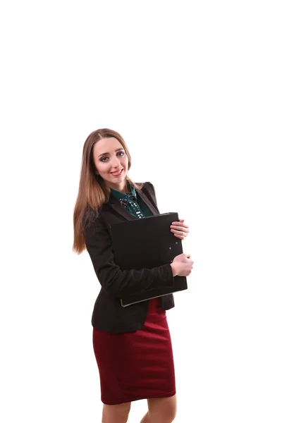 Портрет улыбающейся бизнес-леди с бумажной папкой, изолированной — стоковое фото