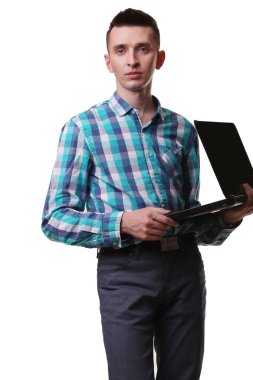 adam beyaz arka plan üzerinde laptop holding mikrofon ile