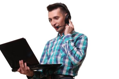 Genç adam ile kulaklık Holding Laptop - çağrı merkezi adamla hea