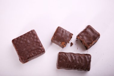 Çikolata parçaları. Kıyılmış koyu çikolata tatlı