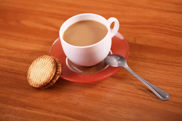 Kekse mit Kaffee auf dem Tisch — Stockfoto