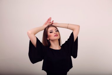 Güzel yüzünü uzun kahverengi hai ile genç bir kadın portresi