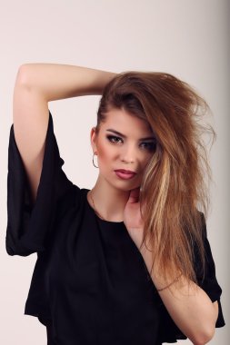 Siyah elbiseli güzel esmer kadın portresi. Moda pho