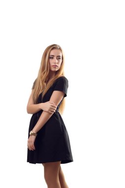 Küçük siyah dres siyah elbiseli şık bir genç sarışın kadın