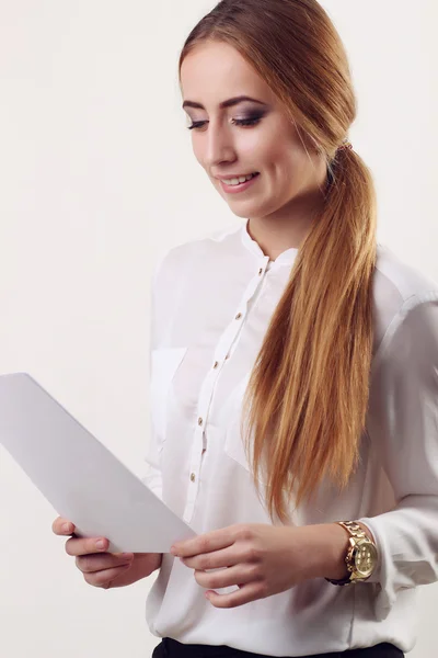 Portret van Glimlachende zakenvrouw met blanco papier, geïsoleerd op — Stockfoto