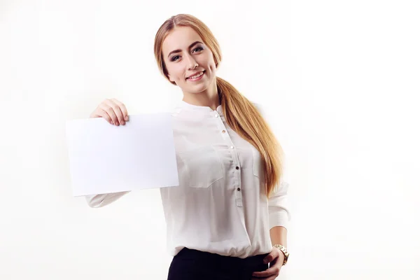 Una chica rubia bonita con un tablero de presentación en blanco — Foto de Stock