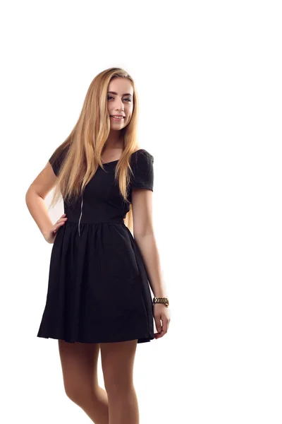 Stylowe młodej kobiety blondynka w czarnej sukience w mały czarny dres — Zdjęcie stockowe