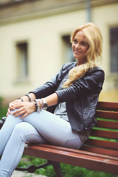 Красивая молодая блондинка на скамейке летом — стоковое фото