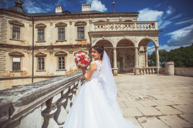 Batı Ukrayna Kalesi'nin yanında yürüyen muhteşem genç gelin