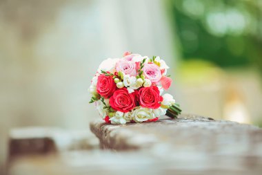 Kırmızı çiçekli gelin buketi