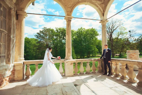 Ślub para piękny dzień w zamku — Zdjęcie stockowe
