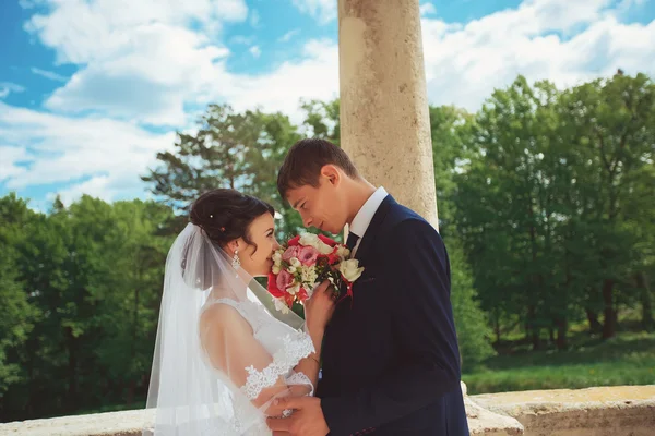 Junges glückliches Hochzeitspaar. Kaukasische Braut und Bräutigam umarmen. — Stockfoto