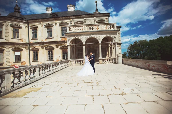 Junges Hochzeitspaar neben Schloss, außen Portrait — Stockfoto