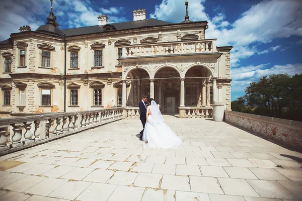 Hochzeitspaar neben Schloss in Westukraine — Stockfoto