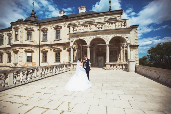 Glückliche Braut und Bräutigam am Hochzeitstag in einem Schloss — Stockfoto