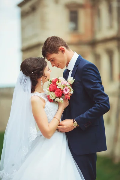 Hermosa pareja en vestido de novia al aire libre cerca del castillo — Foto de Stock