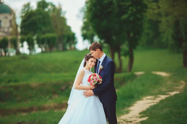 Noiva e noivo no dia do casamento andando ao ar livre na natureza primavera — Fotografia de Stock