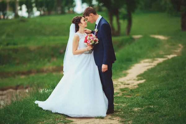 Hochzeitsfoto von Braut und Bräutigam im Park — Stockfoto