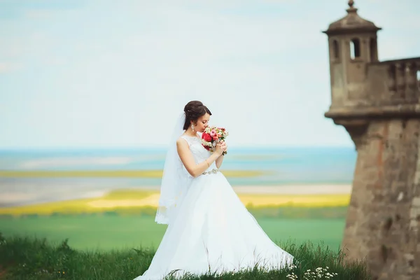 Kaukasische junge brünette Braut Außen Augen geschlossen Atem bou — Stockfoto