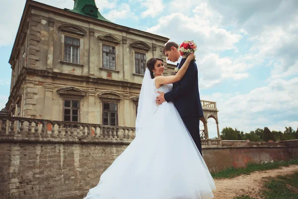Junges Hochzeitspaar auf alter Burg — Stockfoto