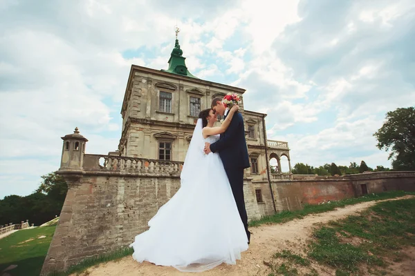 Stylish luxury romantic bride and groom on the background spring — Stock Photo, Image
