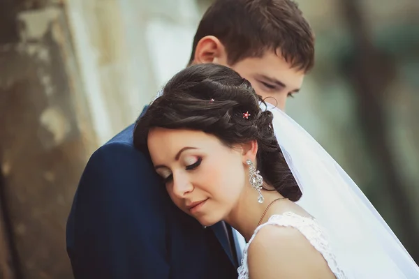 幸せな若い花嫁と新郎の婚礼の日の笑顔 — ストック写真