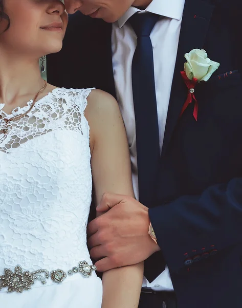 Genç evli çift el ele tutuşuyor, nikah günü. — Stok fotoğraf