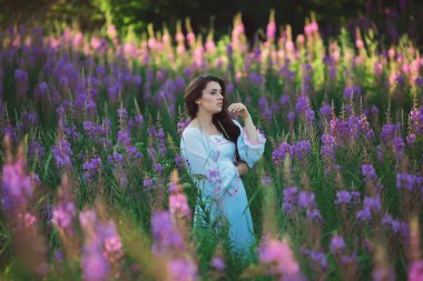 gün batımında kız