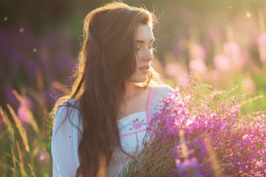 mutlu genç kız gülümseyerek, lavanta elele. Yumuşak odak,