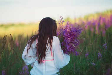 Kız sahada lavanta alan için yürüyüş