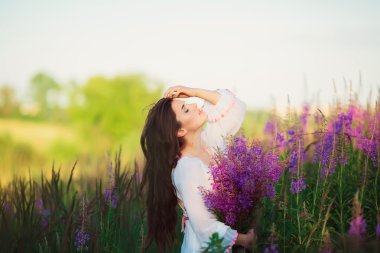 Profilde ayakta kapalı gözlü kız