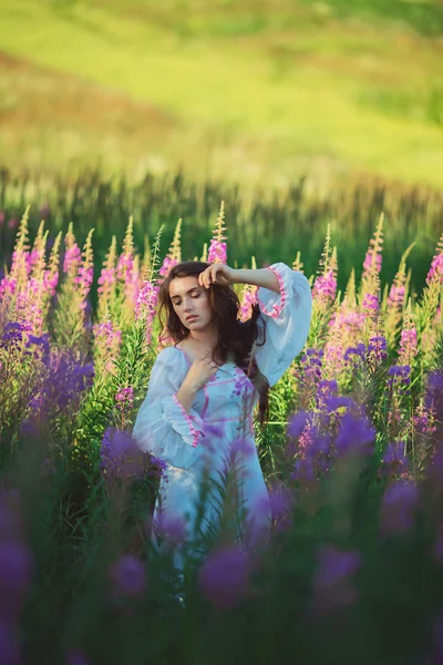 Hermosa chica en el campo de lavanda, posando modelo — Foto de Stock