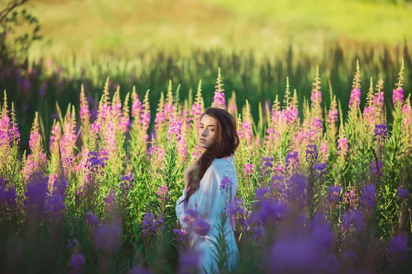 Schöne Mädchen in einem blühenden Garten — Stockfoto