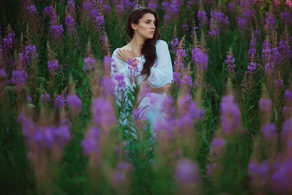Женщина стоит на лавандовом поле — стоковое фото