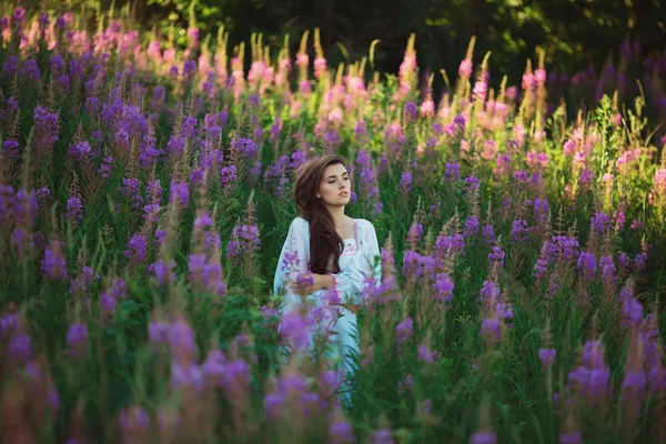 Bruna ragazza capelli biondi nel prato di lavanda — Foto Stock