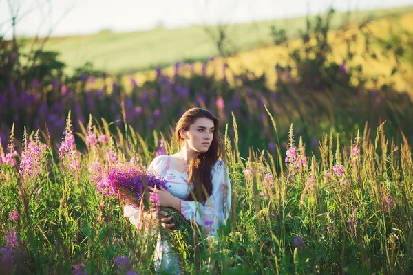 Beautiful girl on the lavender field.Beautiful brunette woman in — Stock Photo, Image