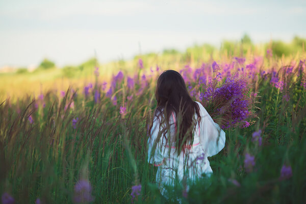 Spin young girl in lavender field