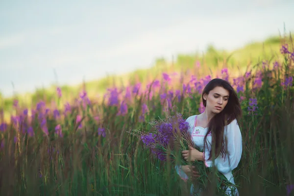 Ela parece bela vista, belo cabelo comprido no campo de lavanda — Fotografia de Stock