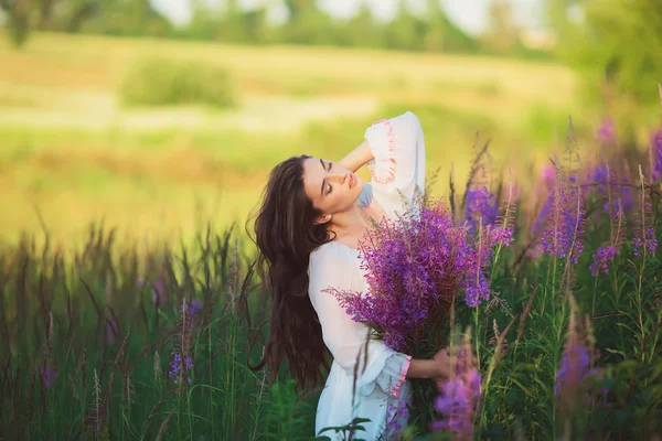 Menina em um campo, belo vestido longo branco — Fotografia de Stock