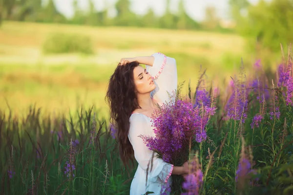 Menina em um campo, belo vestido longo branco — Fotografia de Stock