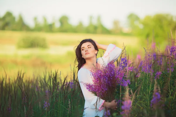 Beauté fille se tient dans le champ, posant — Photo