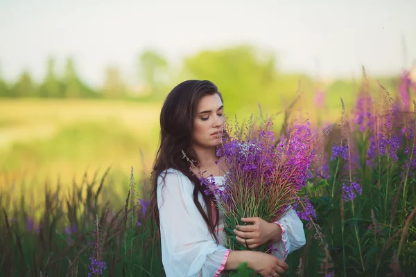 Fille dans une longue robe blanche, debout dans un champ de lavande, lav — Photo