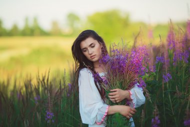 gün batımında kız