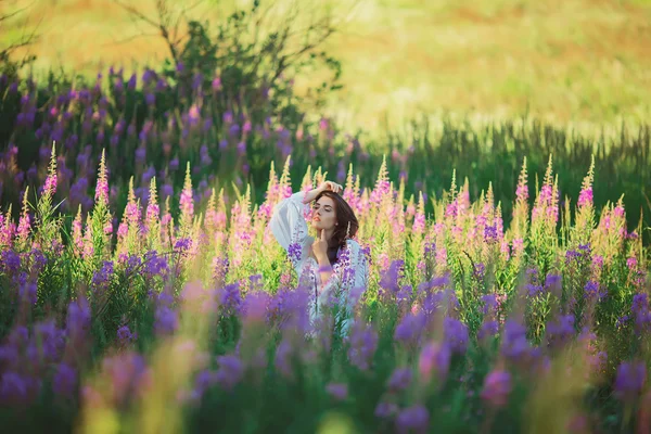 Dívka při západu slunce — Stock fotografie